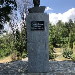 Бюст-паметник на Емануил Манолов - Казанлък — Казанлък