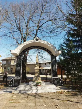 Паметник в почит на загиналите във войните - с. Добродан — Добродан