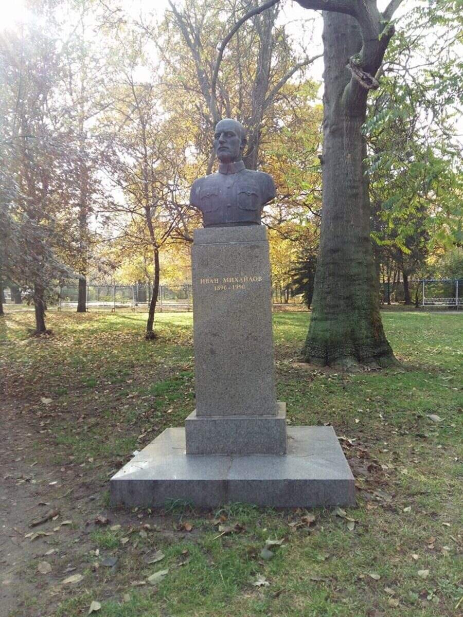 Бюст-паметник на Иван Михайлов - София