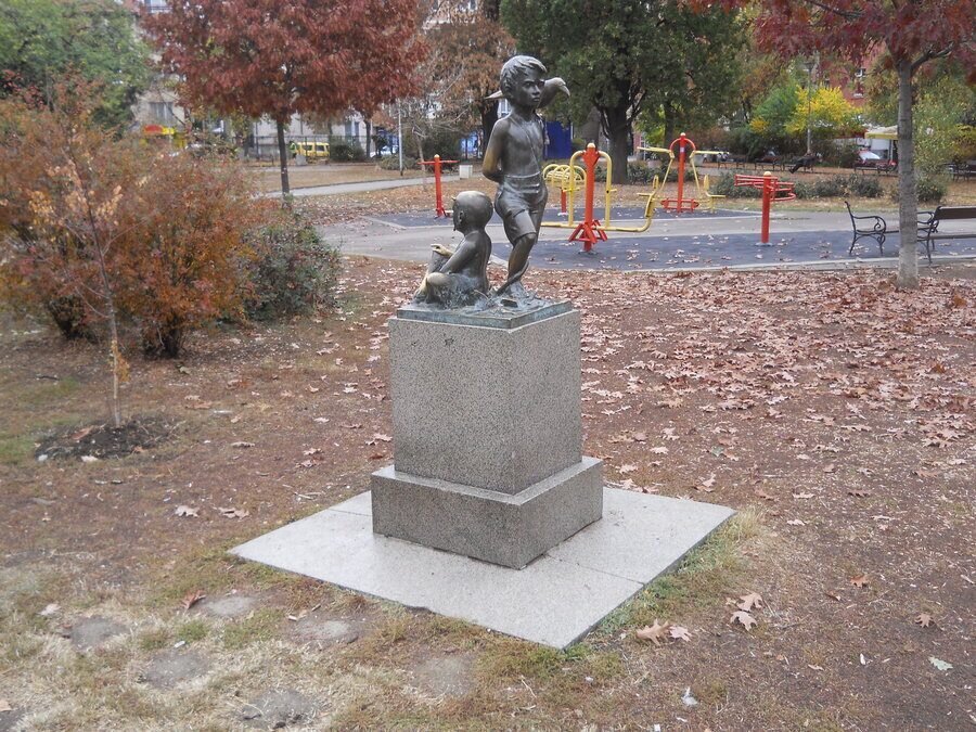 Скулптурна композиция "Ян Бибиян с дяволчето Фют" - София