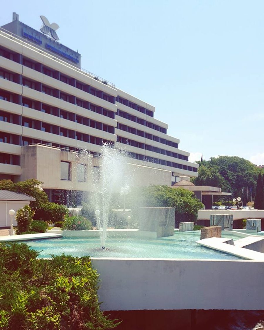 Фонтанът пред хотел Сандански