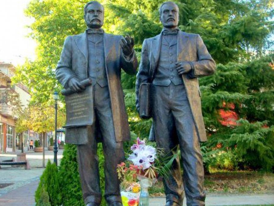 Паметник на Братя Евлоги и Христо Георгиеви - Карлово