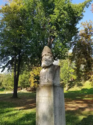 Бюст-паметник на поп Харитон - Габрово — Габрово
