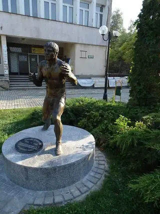 Паметник на Стоян Николов - Златица — Златица