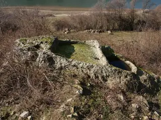 Мегалитни шарапани при яз. Кърджали — Пъдарци