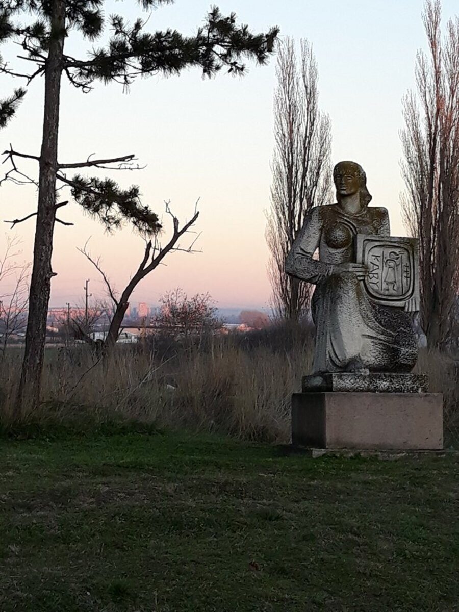 Паметник - емблема на с.Кабиле