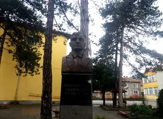 Бюст-паметник на Иван Хаджийски - Троян — Троян