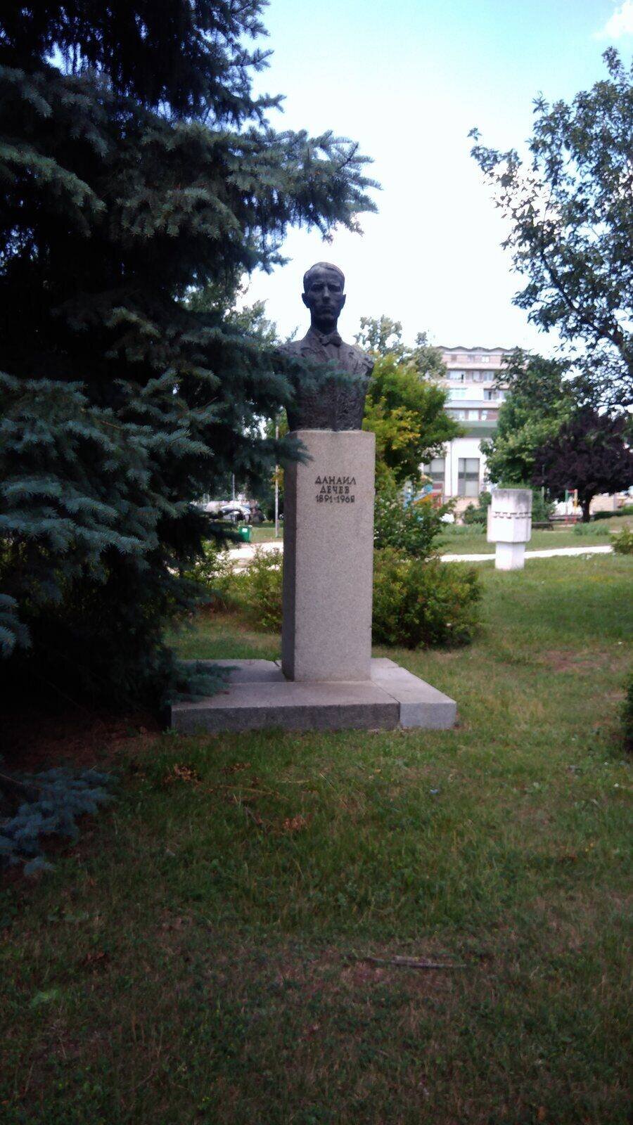 Паметник на Данаил Дечев - Разград