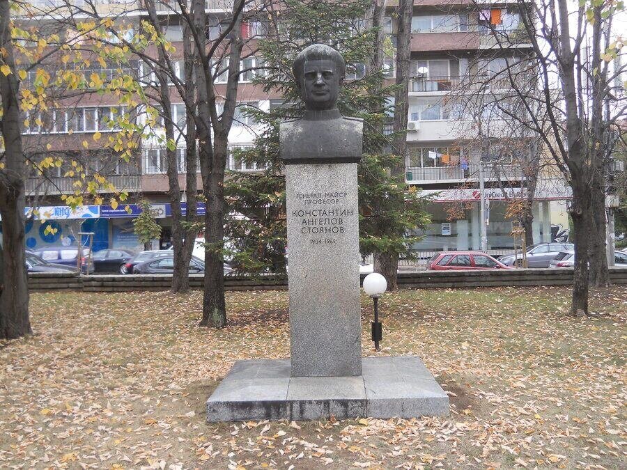 Паметник на генерал-майор проф. Константин Стоянов - София