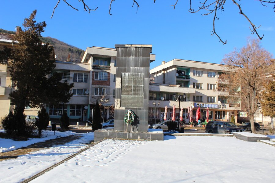 Паметник на загиналите комунисти - Трън