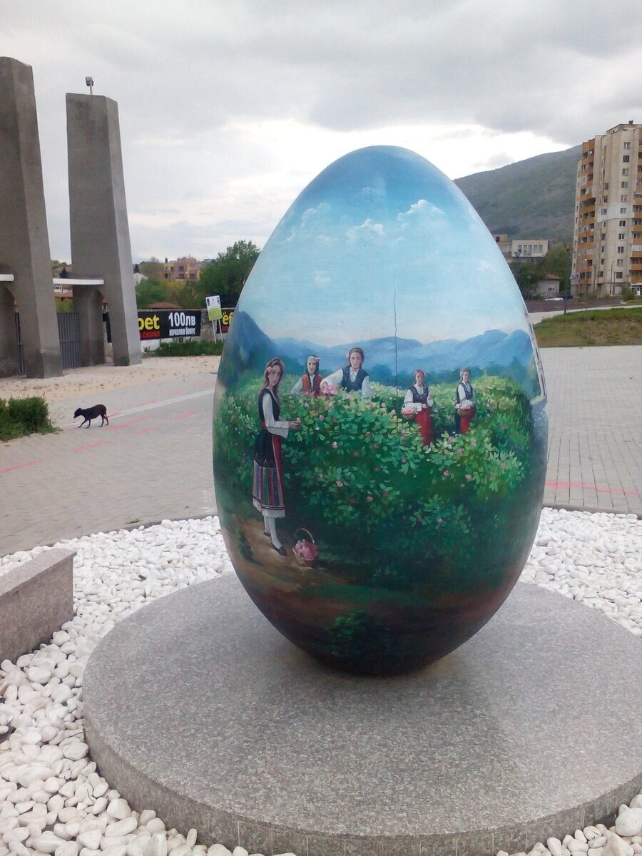 Яйцето на историята - Карлово — снимка