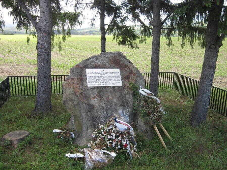 Паметник на загиналите съветски летци - с.Душанци