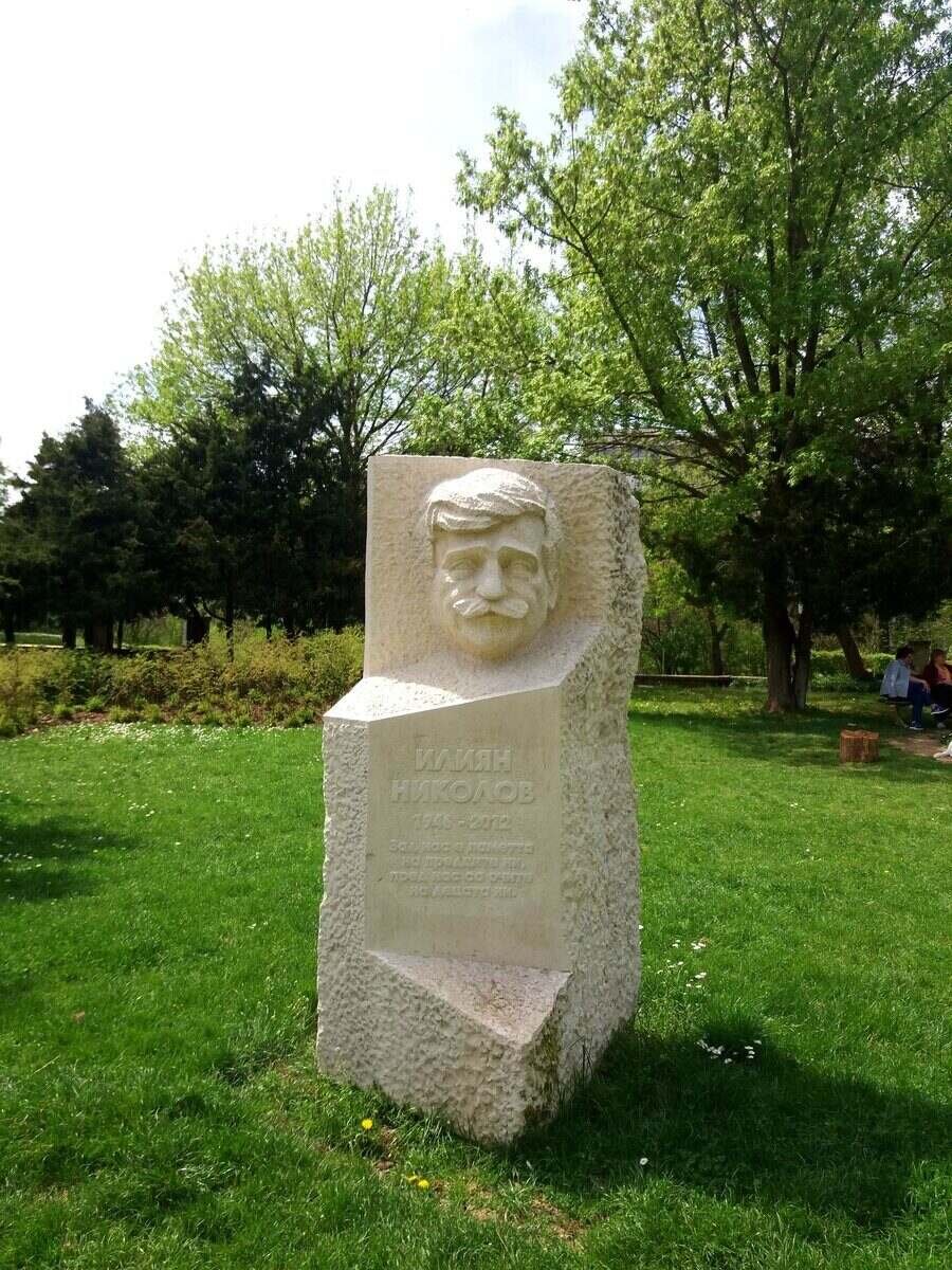 Паметник на Илиян Николов - Велико Търново