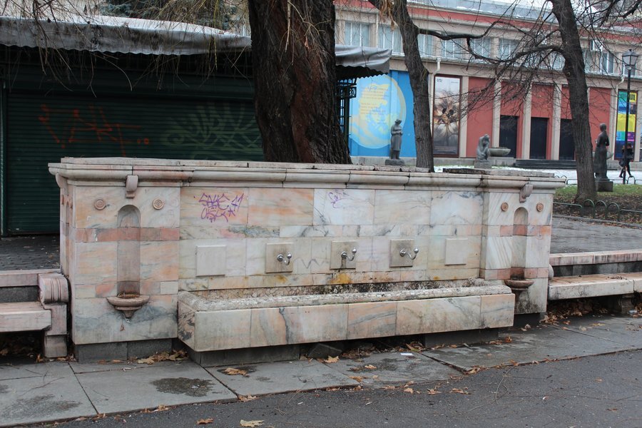 Чешмата пред Народния театър "Иван Вазов" - София