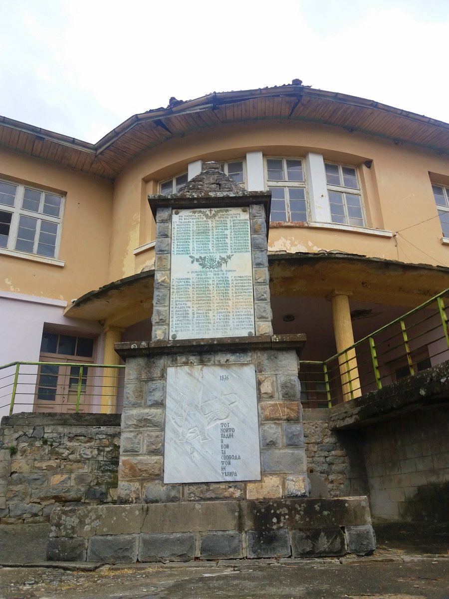 Паметник на загиналите в Априлското въстание - с.Батошево