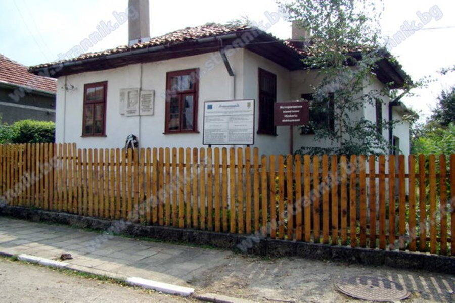 Къща-музей "Филип Тотю" - Две могили