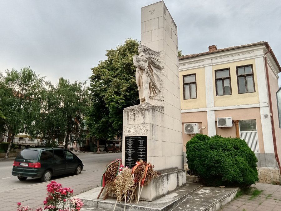 Паметник на загиналите съветски воини - Кула