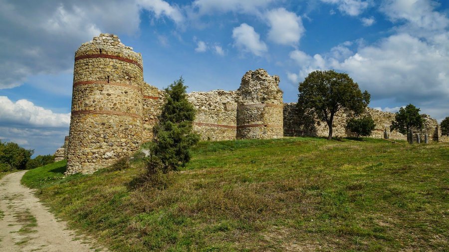 Средновековна крепост край село Мезек — снимка