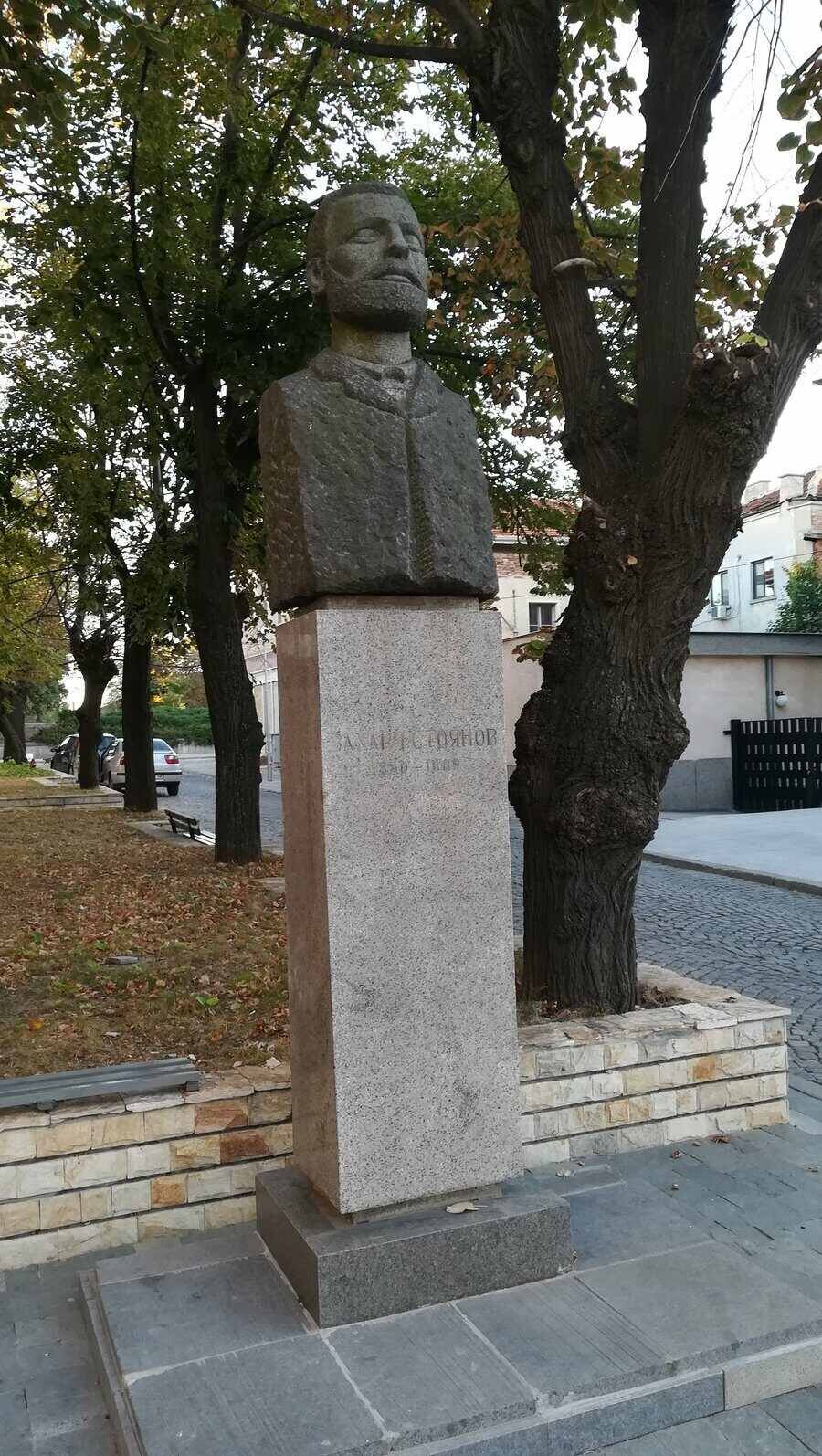 Паметник на Захари Стоянов - Панагюрище