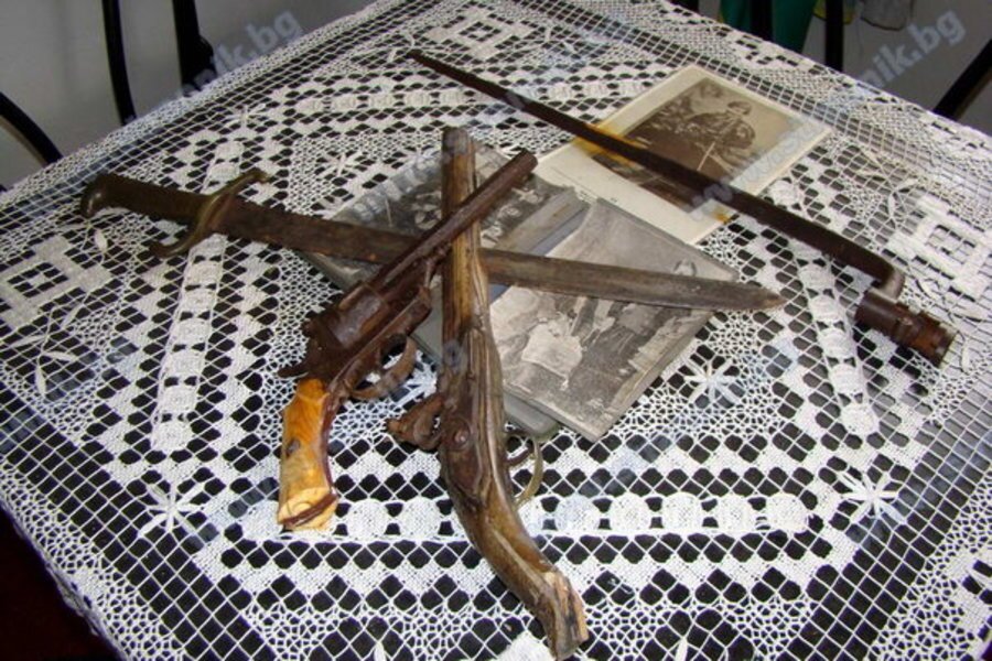 Къща-музей "Филип Тотю" - Две могили — снимка