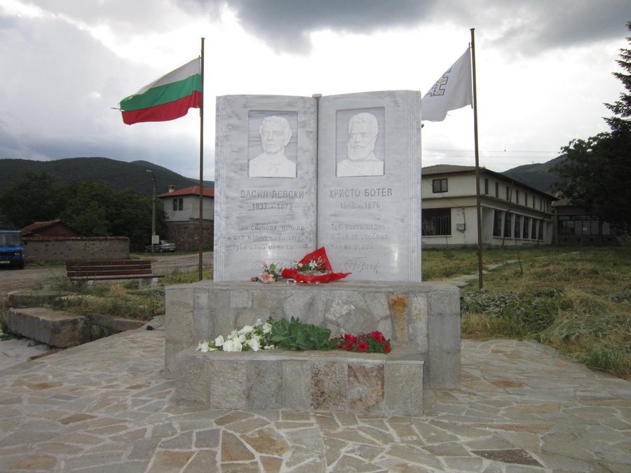 Барелефи на Васил Левски и Христо Ботев - с.Спахиево