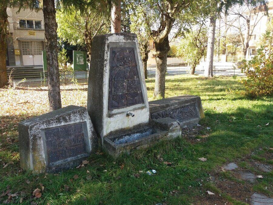 Паметник в чест на Първата Доброданска комуна - с. Добродан