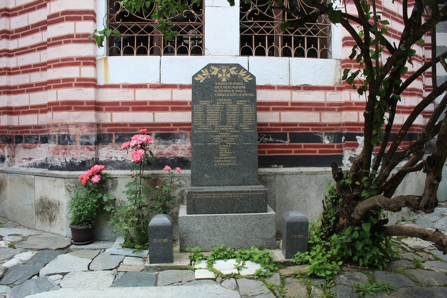 Паметник на загиналите поручици - Рилски манастир
