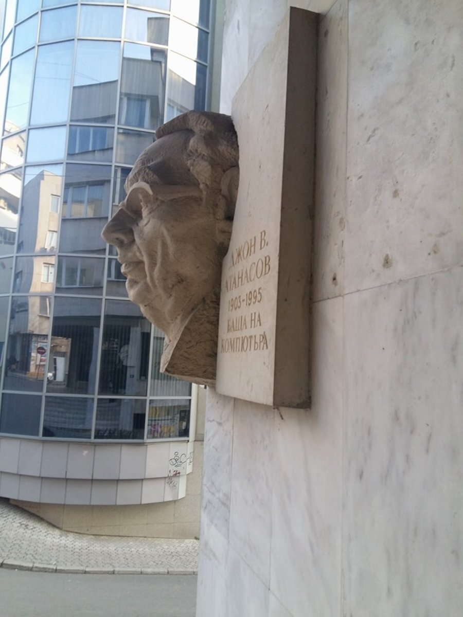 Паметна плоча на Джон Атанасов - Ямбол