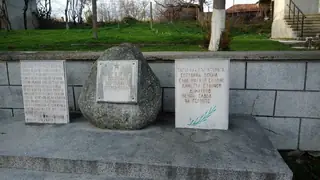 Паметни плочи на загиналите във войните - с.Червенаково — Червенаково