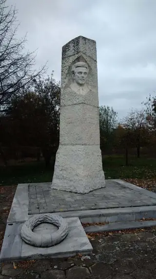 Паметник на Стоян Ганчев - с. Ракитница — Ракитница