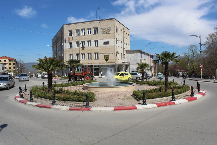 Фонтан пред Община Петрич