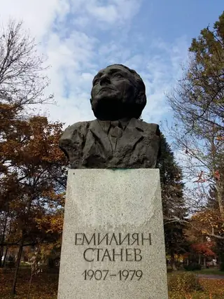 Бюст-паметник на Емилиян Станев - София — София