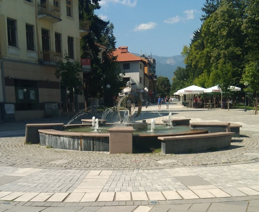 Фонтан в центъра на Разлог