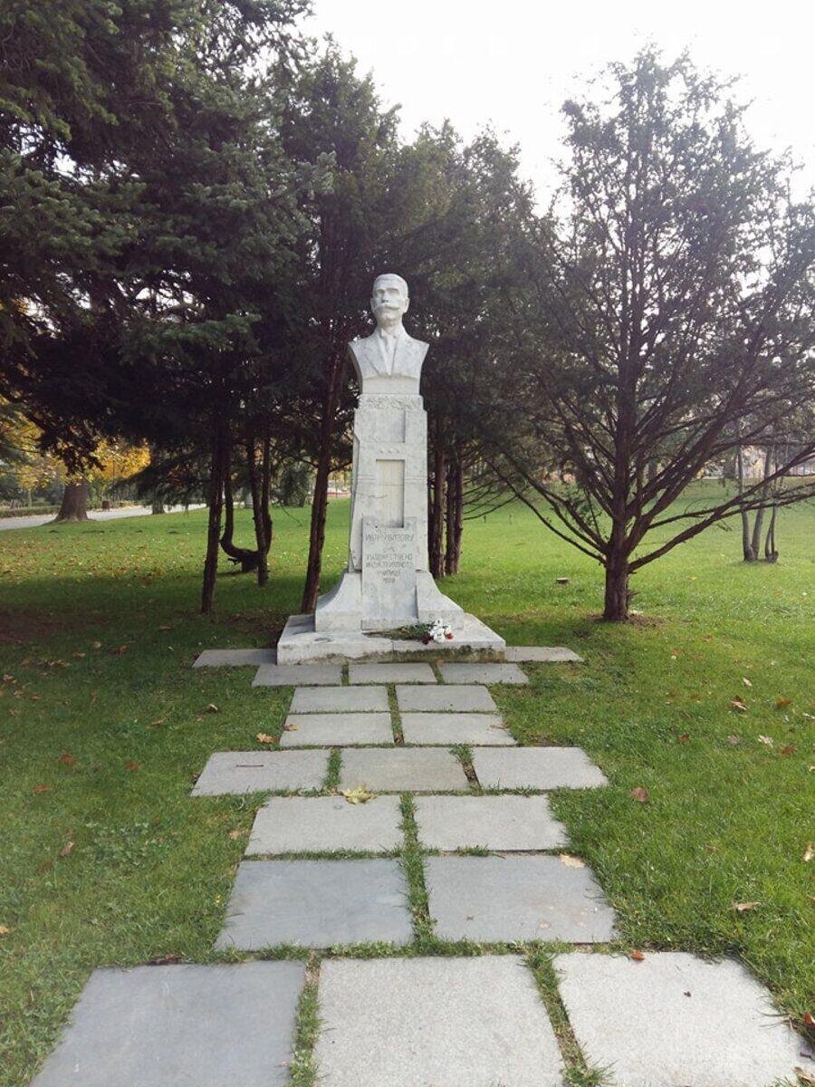 Бюст-паметник на Иван Вазов - София