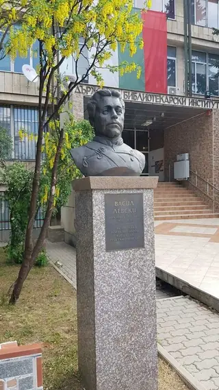Паметник на Васил Левски в двора УниБИТ - София — София