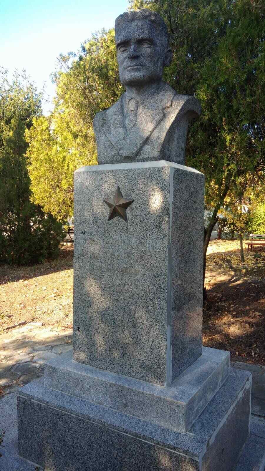 Паметник на Нено Стоянов Енев (Чавдар) - с. Старо село