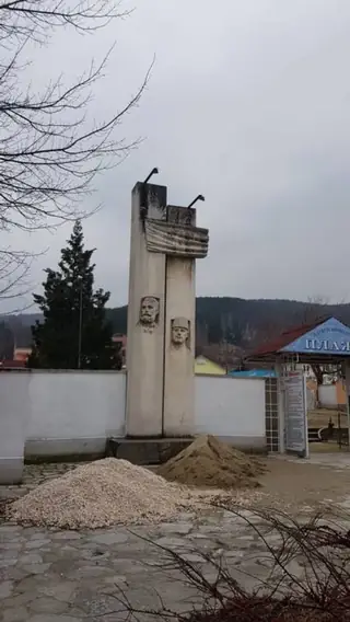 Паметник на Димитър Гюров и Атанас Гюров - Пещера — Пещера