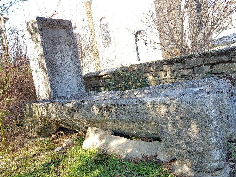 Римска надгробна плоча и саркофаг – с.Вишовград