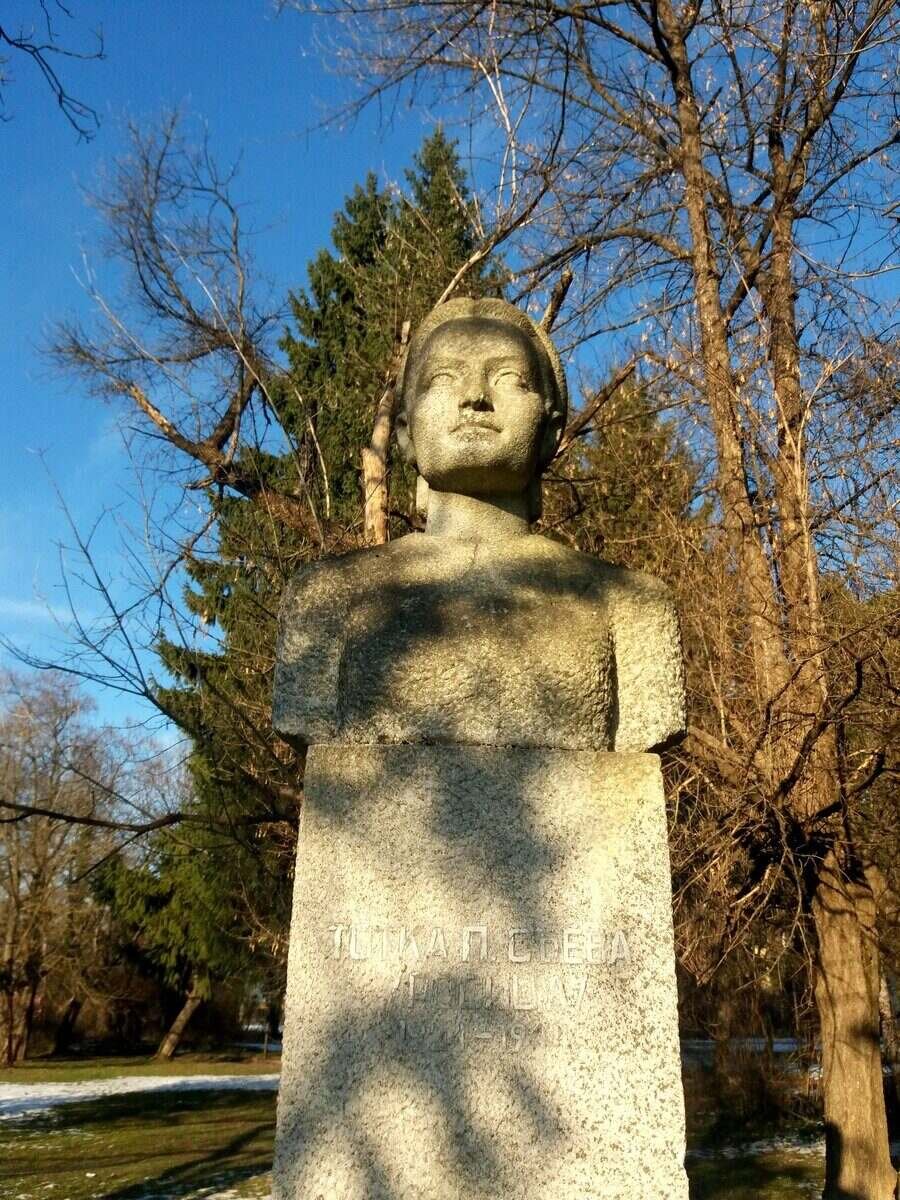Паметник на партизанката Тотка Съева (Росица) - Троян