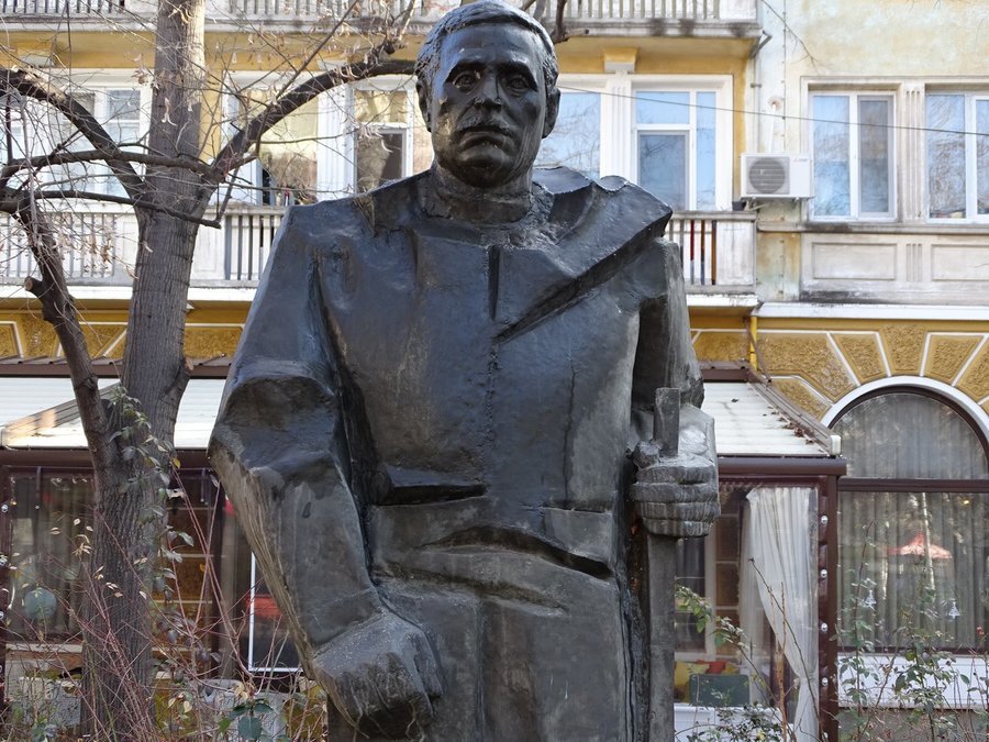 Бюст-паметник на Димитър Маджаров - гр. Кърджали