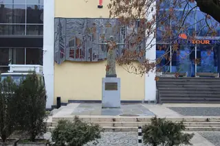 Паметник-скулптура "От урва на урва и от век на век" - София — София