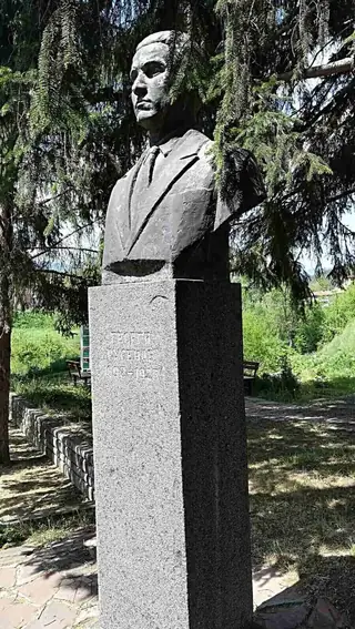 Паметник на Георги Русенов - Хвойна — Хвойна