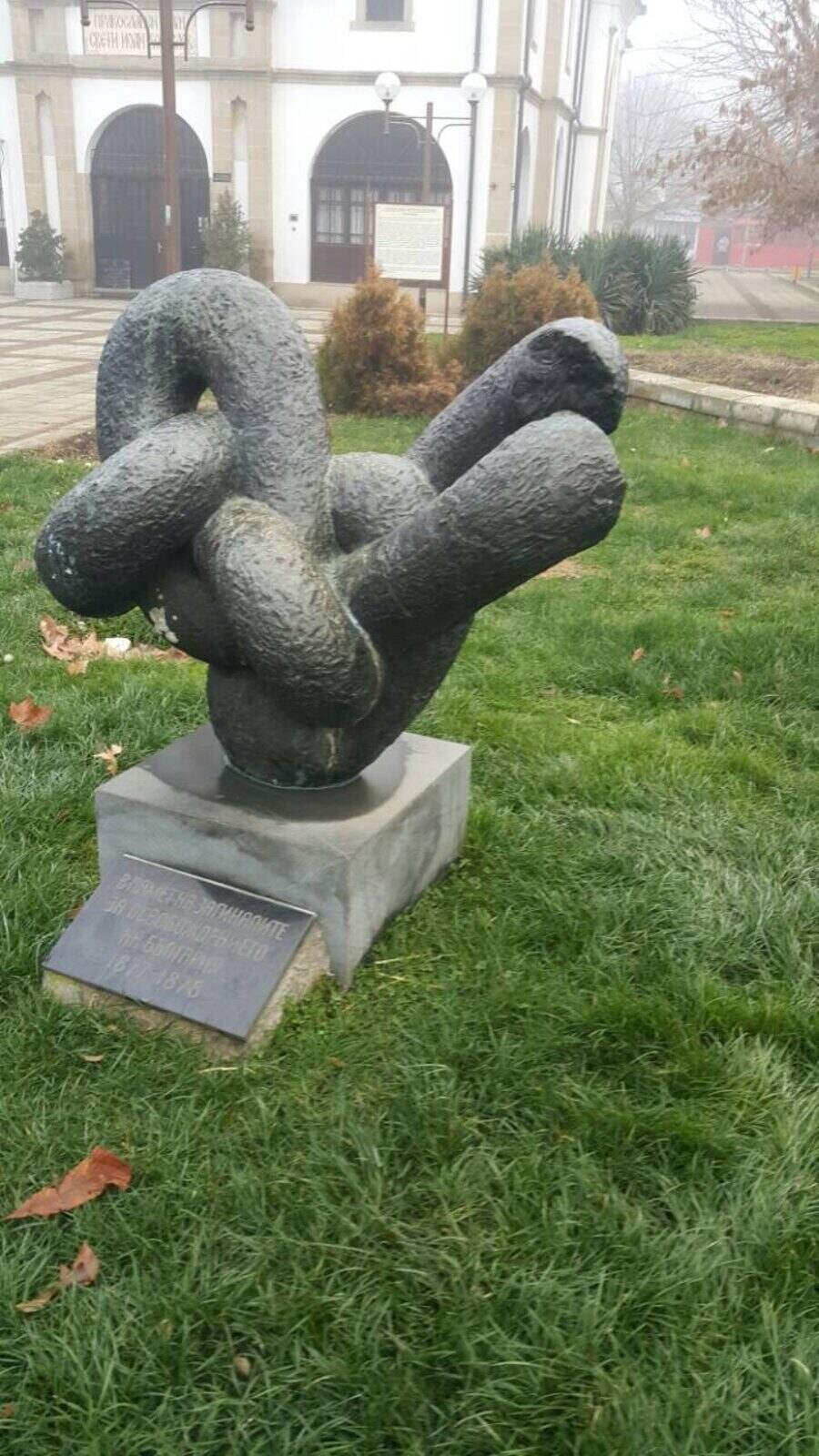 Паметник в чeст на загиналите за освобождението - Карнобат