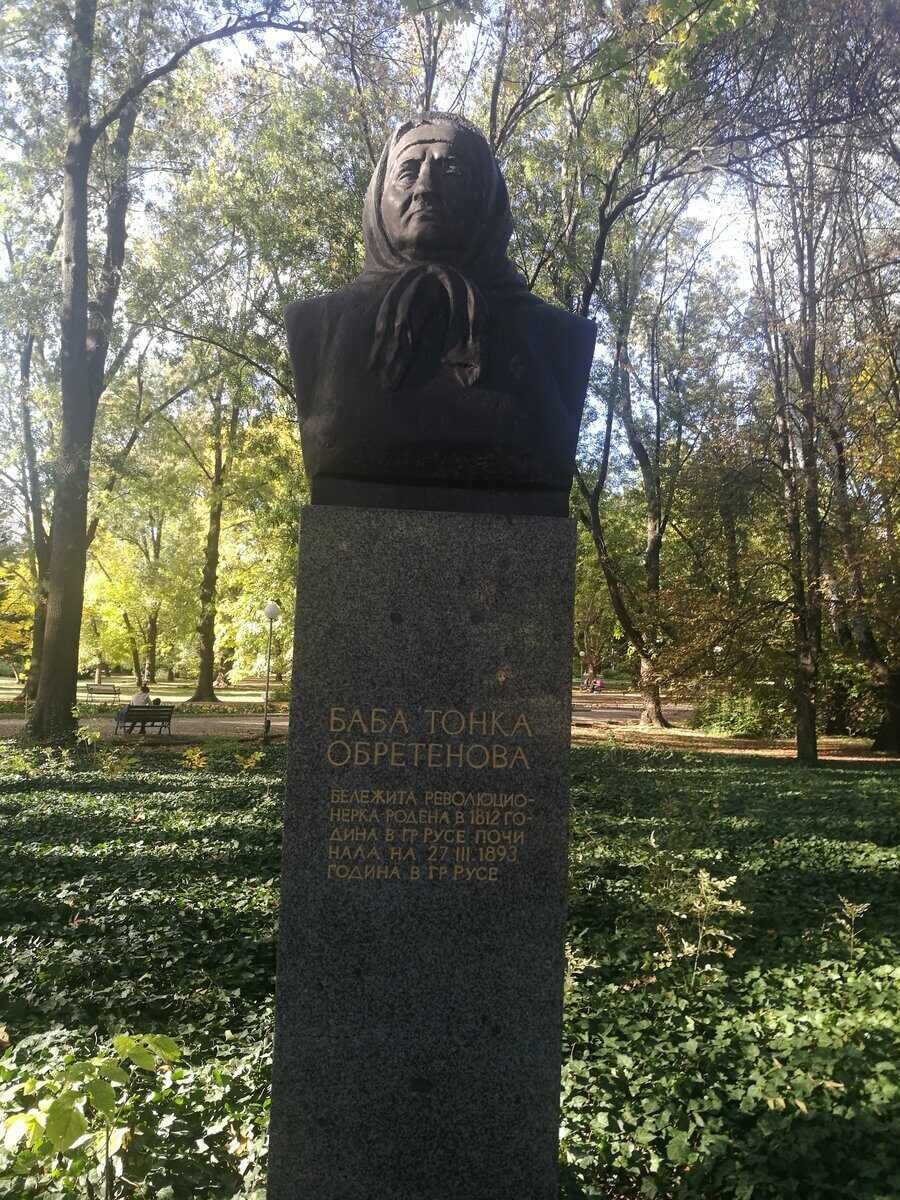 Бюст-паметник на Баба Тонка - Русе