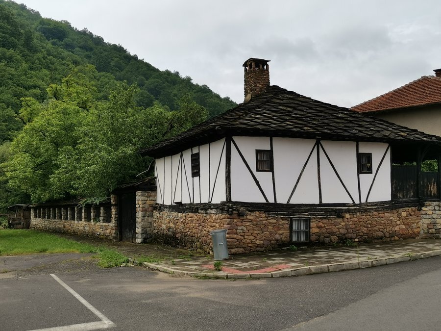 Барелеф посветен на Васил Левски - Лесидрен