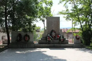 Паметник на загиналите във войните - Дупница — Дупница