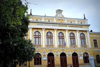 Сградата на Търговска гимназия - Свищов — Свищов