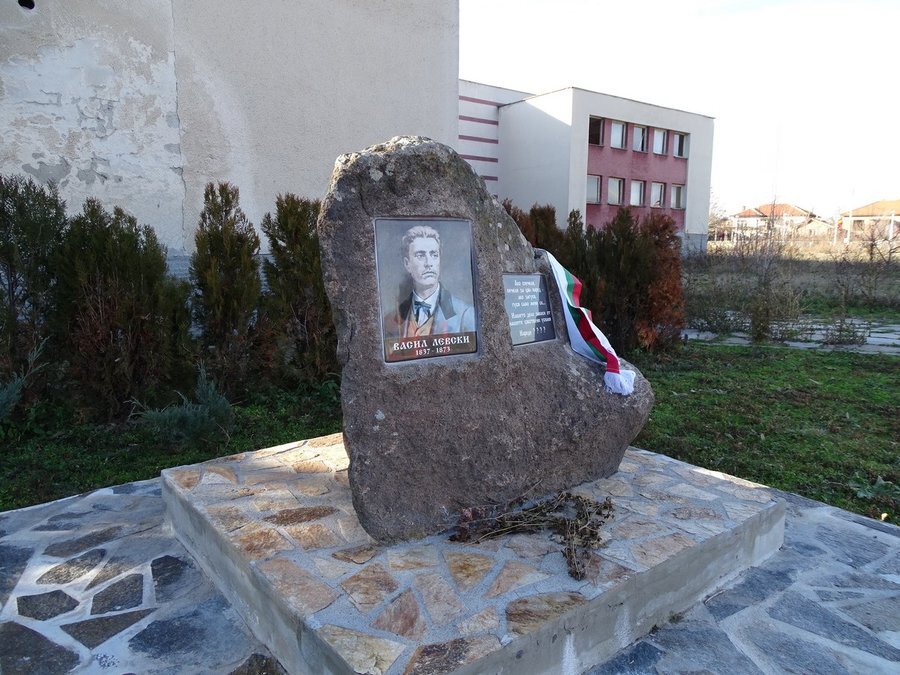 Паметна плоча на Васил Левски - с. Книжовник