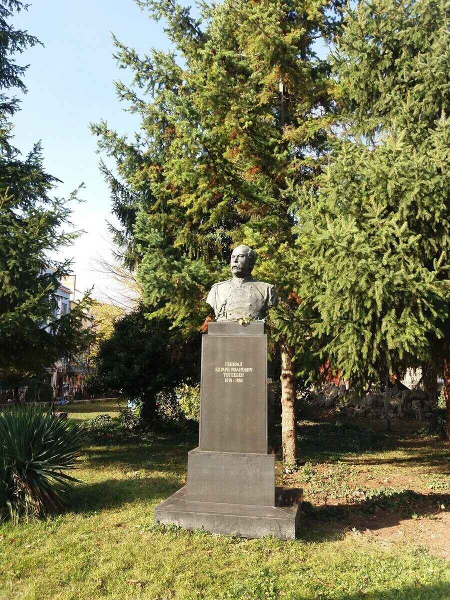 Бюст-паметник на Едуард Тотлебен - Плевен