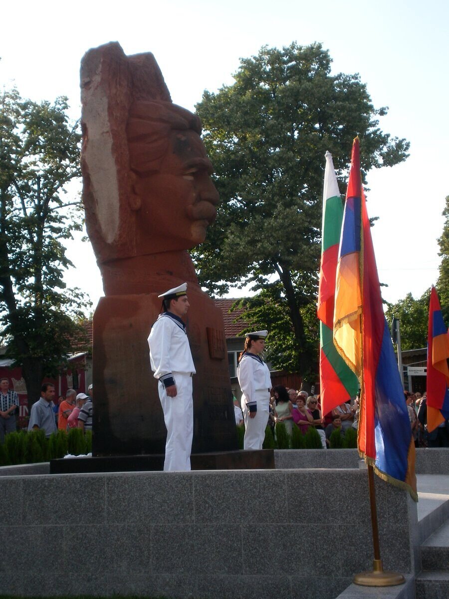Паметник на ген. Андраник Озанян - Варна